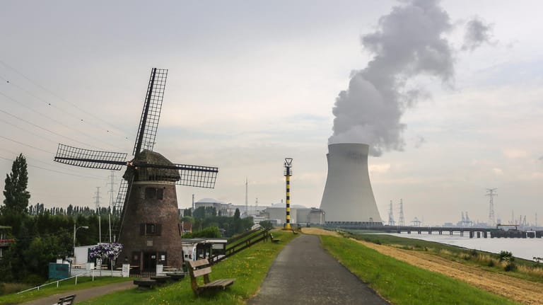 Das Atomkraftwerk Doel an der Schelde: Ein Reaktorblock wurde wegen eines Kühlwasserlecks heruntergefahren.