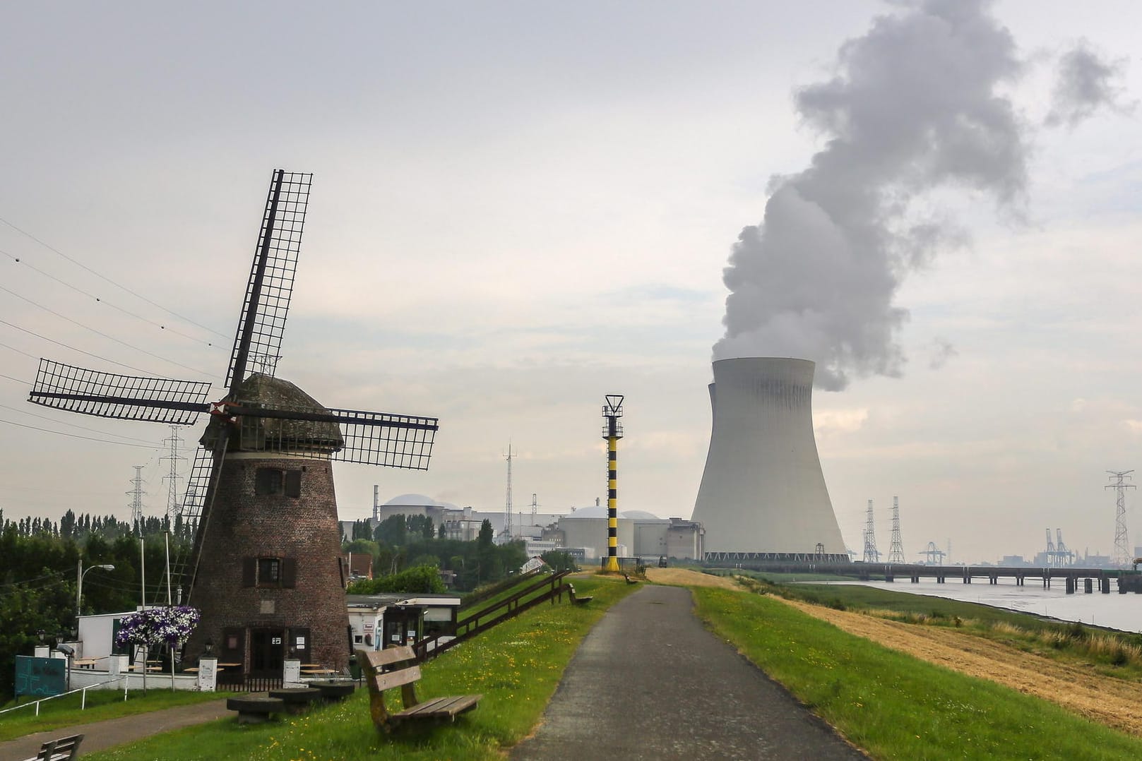 Das Atomkraftwerk Doel an der Schelde: Ein Reaktorblock wurde wegen eines Kühlwasserlecks heruntergefahren.