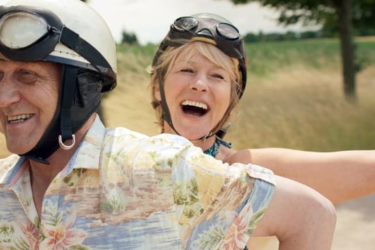 Noch lachen Charlotte (Corinna Harfouch) und Paul (Karl Kranzkowski).