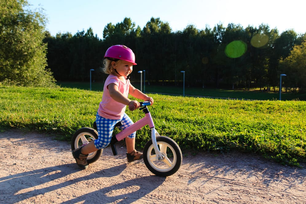 Mädchen auf einem Laufrad: Punktabzüge gab es im Test vor allem für Schadstoffe im Griff und Lenker. (Symbolbild.)