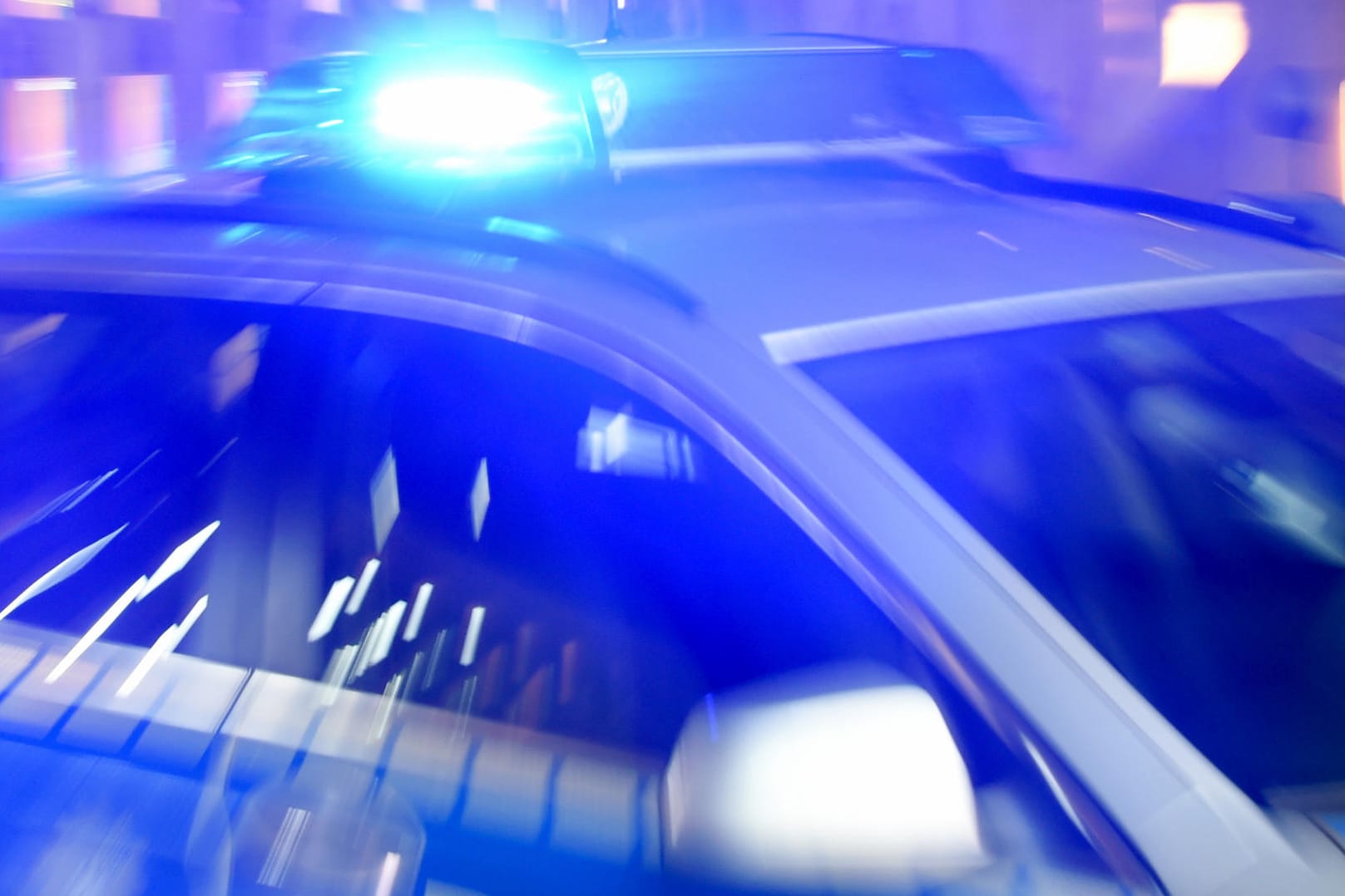 Polizeieinsatz auf der A2: Ein feierwütiger Bräutigam feuerte Schüsse nach seiner Hochzeit ab. (Symbolbild)