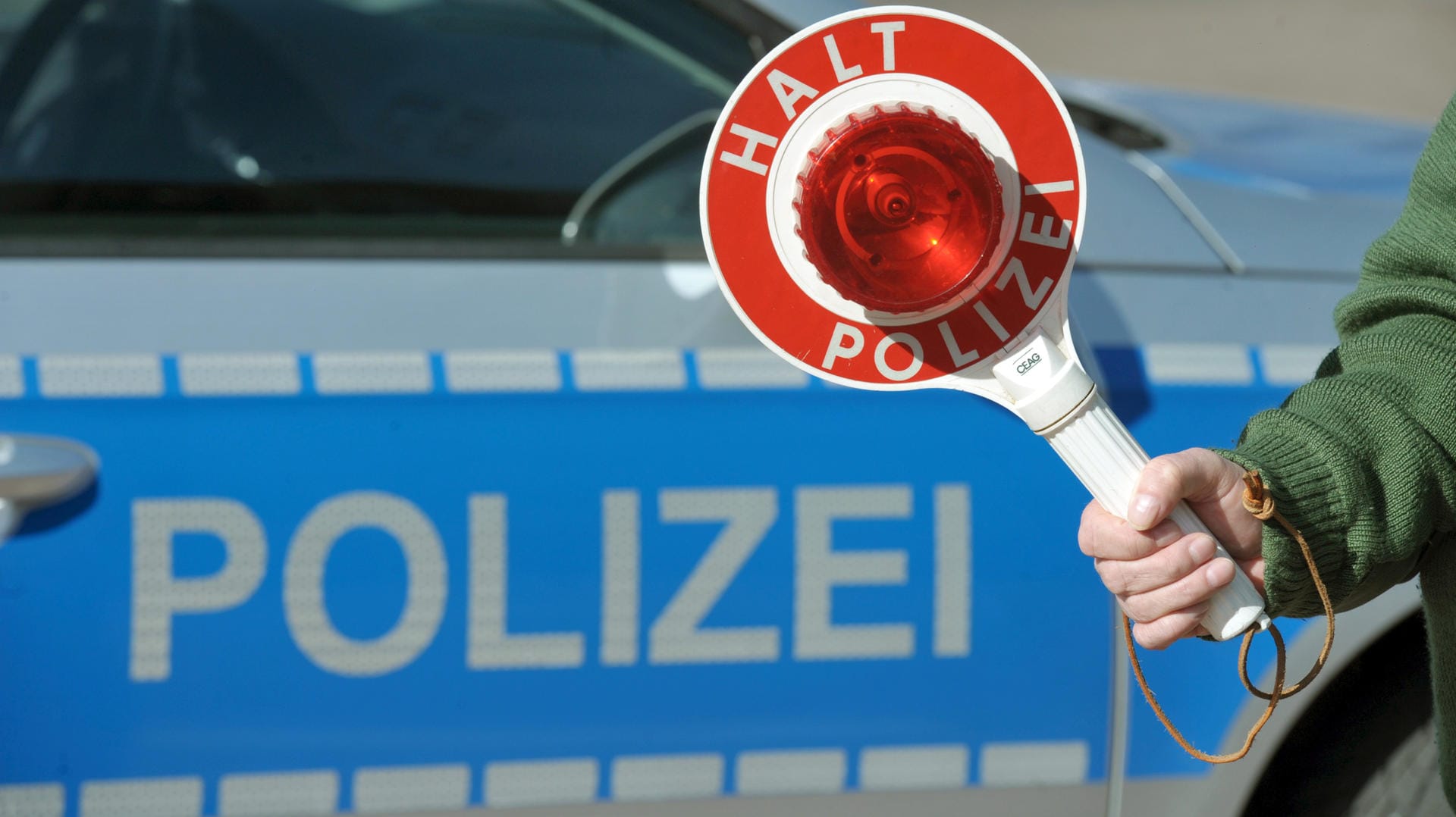 Polizeikontrolle: Eine Mutter war mit 3,2 Promille und ihren zwei Kindern unterwegs, als sie die Polizei stoppte. (Symbolbild)