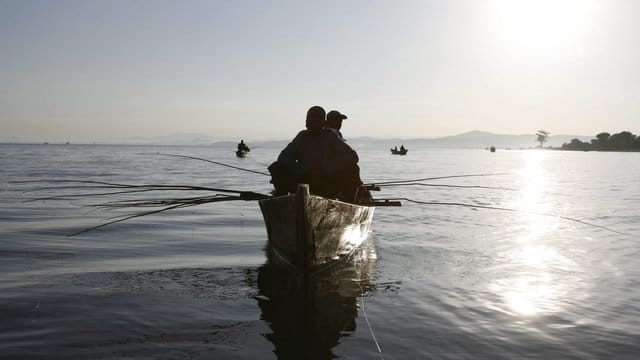 Fischer auf dem See: Viele Arten sind hier vom Aussterben bedroht. Fischer auf dem See: Viele Arten sind hier vom Aussterben bedroht.