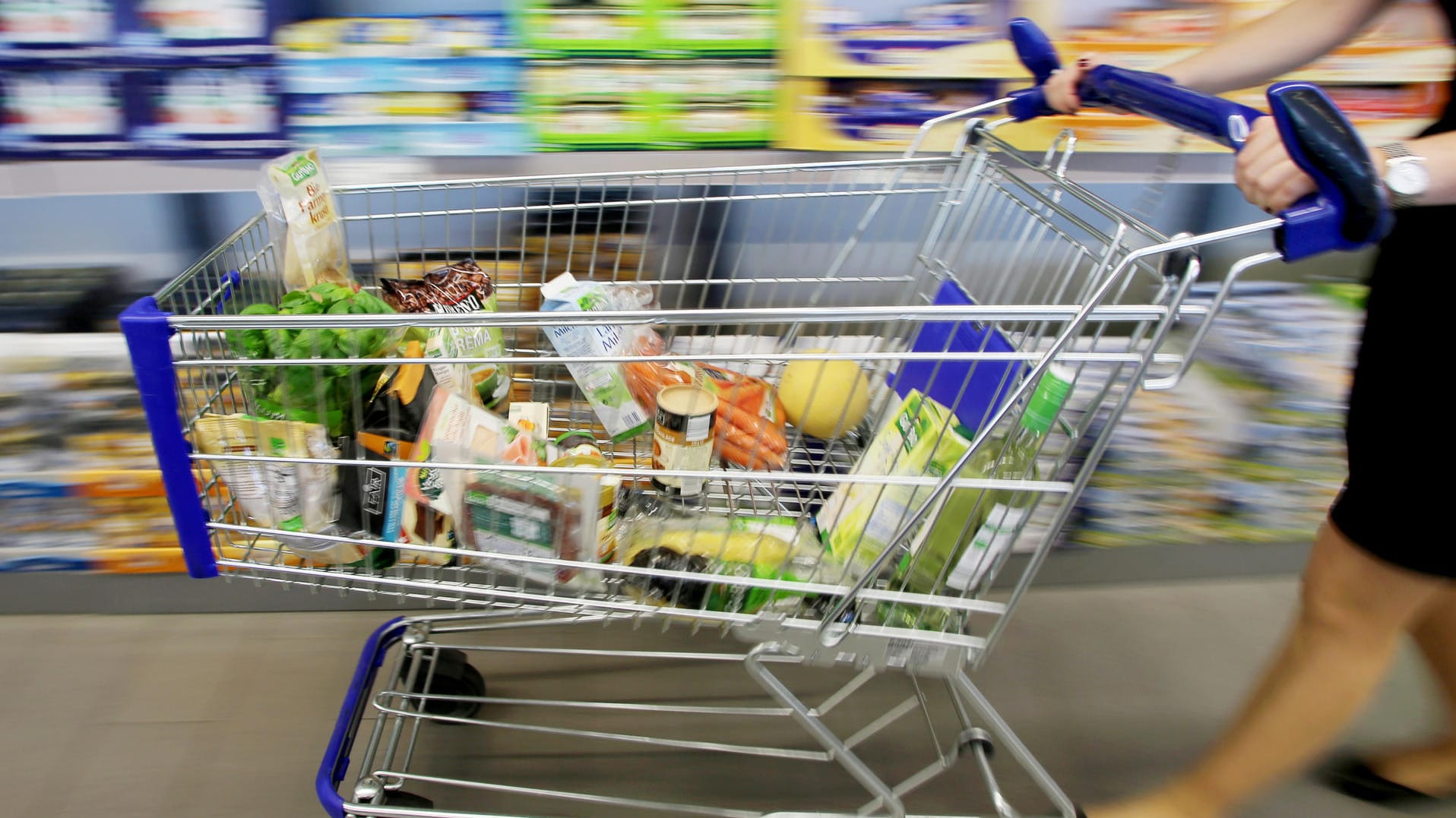 Einen Einkaufswagen mit diversen Produkten fährt eine Kundin durch eine Supermarkt-Filiale: Teuerungsrate verharrt im April bei 1,6 Prozent. Einen Einkaufswagen mit diversen Produkten fährt eine Kundin durch eine Supermarkt-Filiale: Teuerungsrate verharrt im April bei 1,6 Prozent.