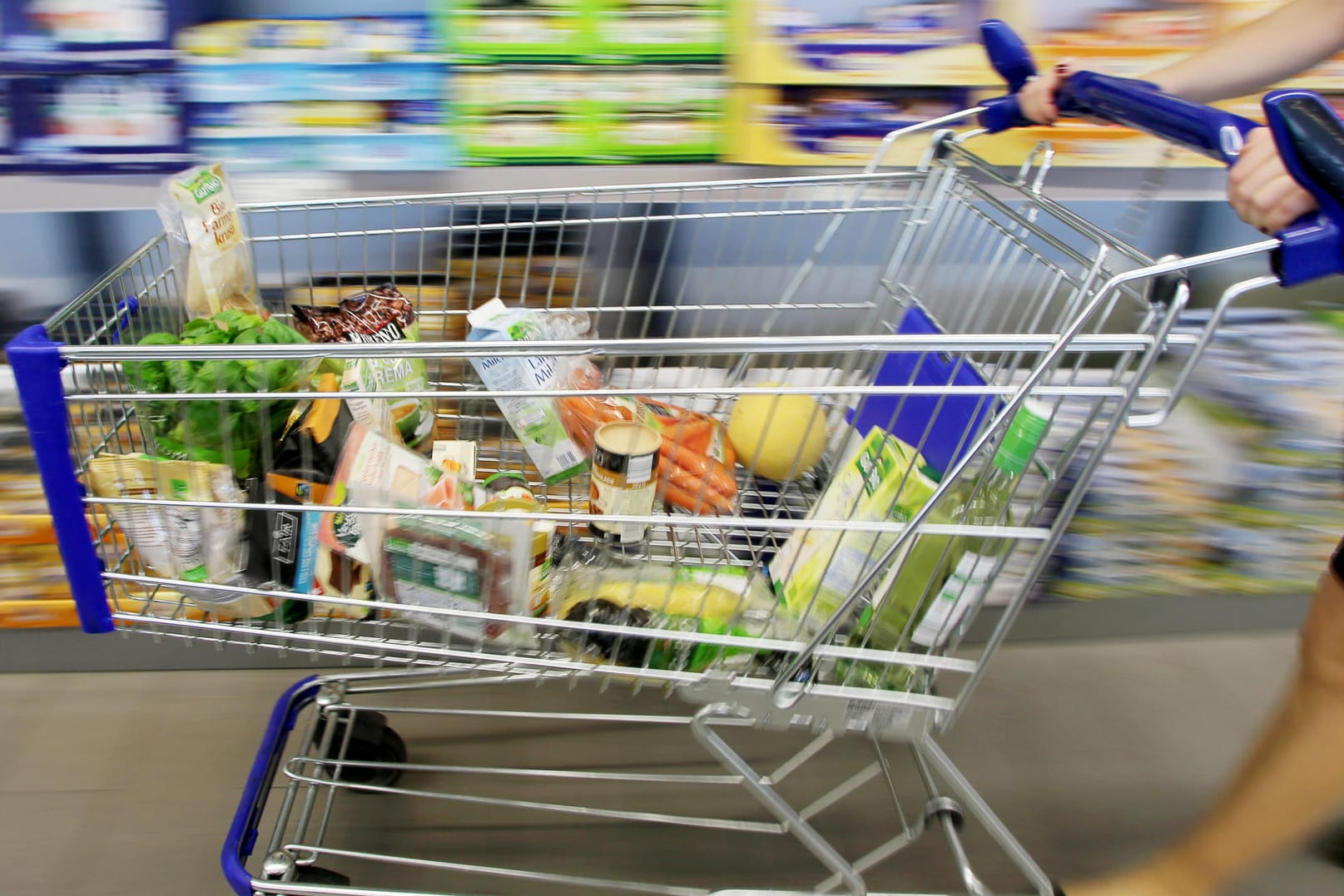 Einen Einkaufswagen mit diversen Produkten fährt eine Kundin durch eine Supermarkt-Filiale: Teuerungsrate verharrt im April bei 1,6 Prozent. Einen Einkaufswagen mit diversen Produkten fährt eine Kundin durch eine Supermarkt-Filiale: Teuerungsrate verharrt im April bei 1,6 Prozent.