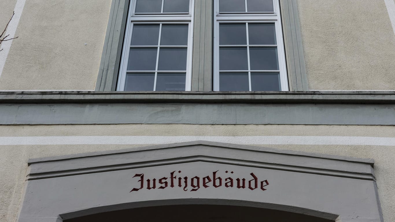 Eingang des Landgerichts Waldshut-Tiengen: Vater schlägt schreiendes Baby tot und muss nun für elf Jahre ins Gefängnis.