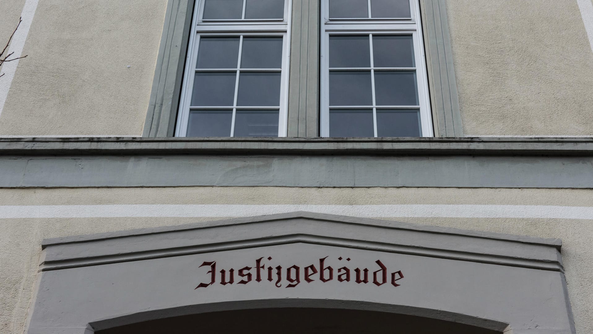 Eingang des Landgerichts Waldshut-Tiengen: Vater schlägt schreiendes Baby tot und muss nun für elf Jahre ins Gefängnis.