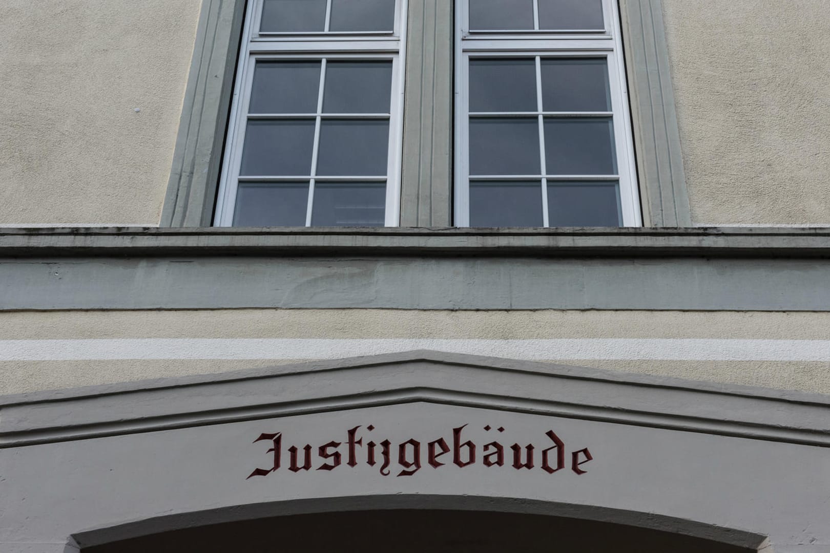 Eingang des Landgerichts Waldshut-Tiengen: Vater schlägt schreiendes Baby tot und muss nun für elf Jahre ins Gefängnis.