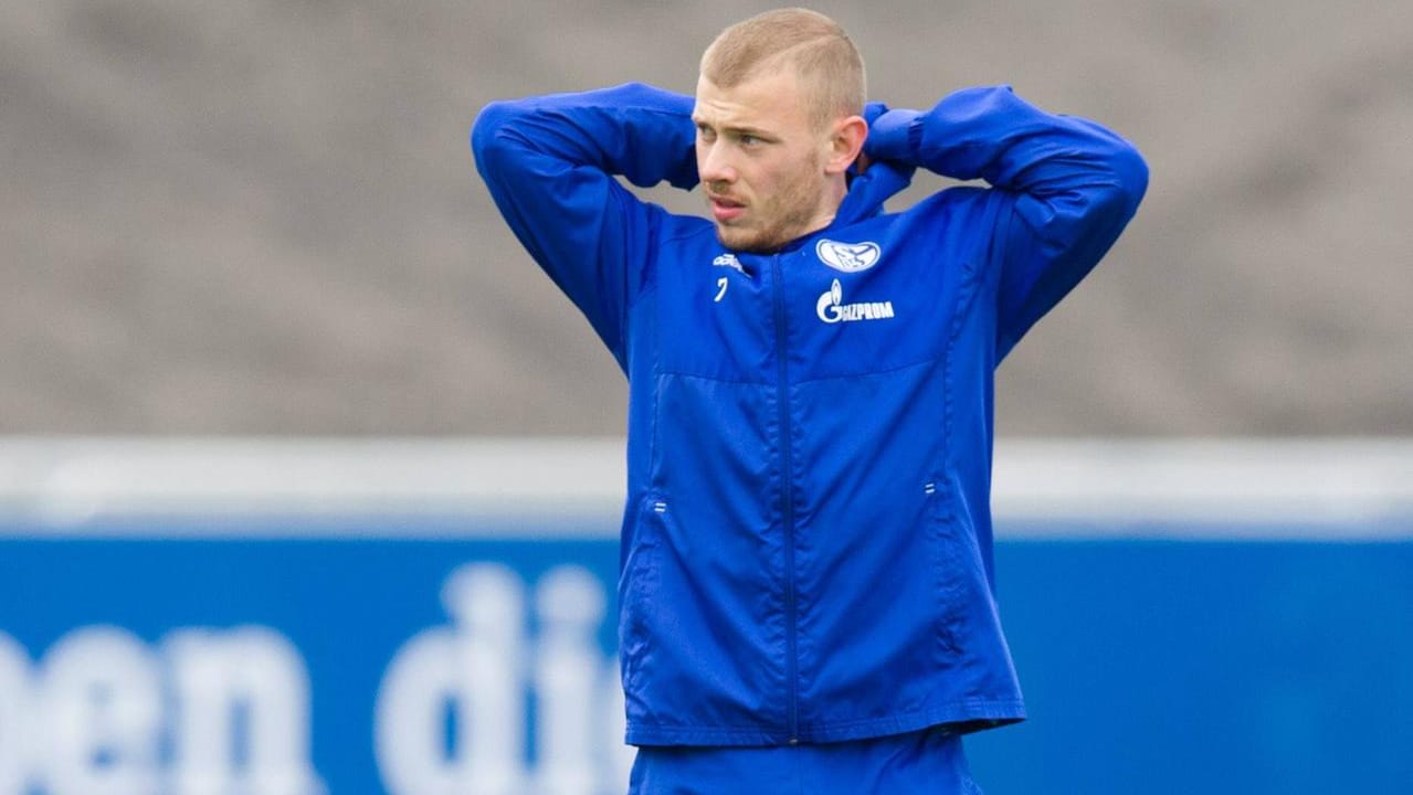 Meyer im Training auf Schalke: Der 22-Jährige wird kein einziges Spiel mehr für die Königsblauen bestreiten. Meyer im Training auf Schalke: Der 22-Jährige wird kein einziges Spiel mehr für die Königsblauen bestreiten.