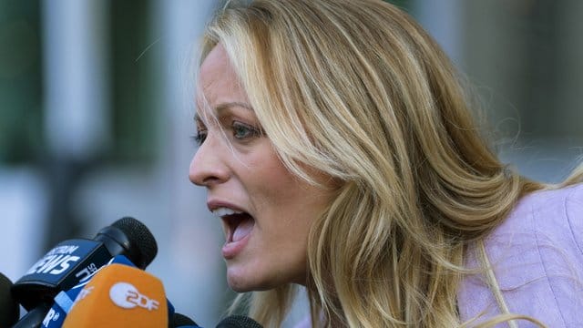 Die US-Pornodarstellerin Stormy Daniels (Stephanie Clifford) spricht nach dem Verlassen des Bundesgerichts mit Medienvertretern. Die US-Pornodarstellerin Stormy Daniels (Stephanie Clifford) spricht nach dem Verlassen des Bundesgerichts mit Medienvertretern.