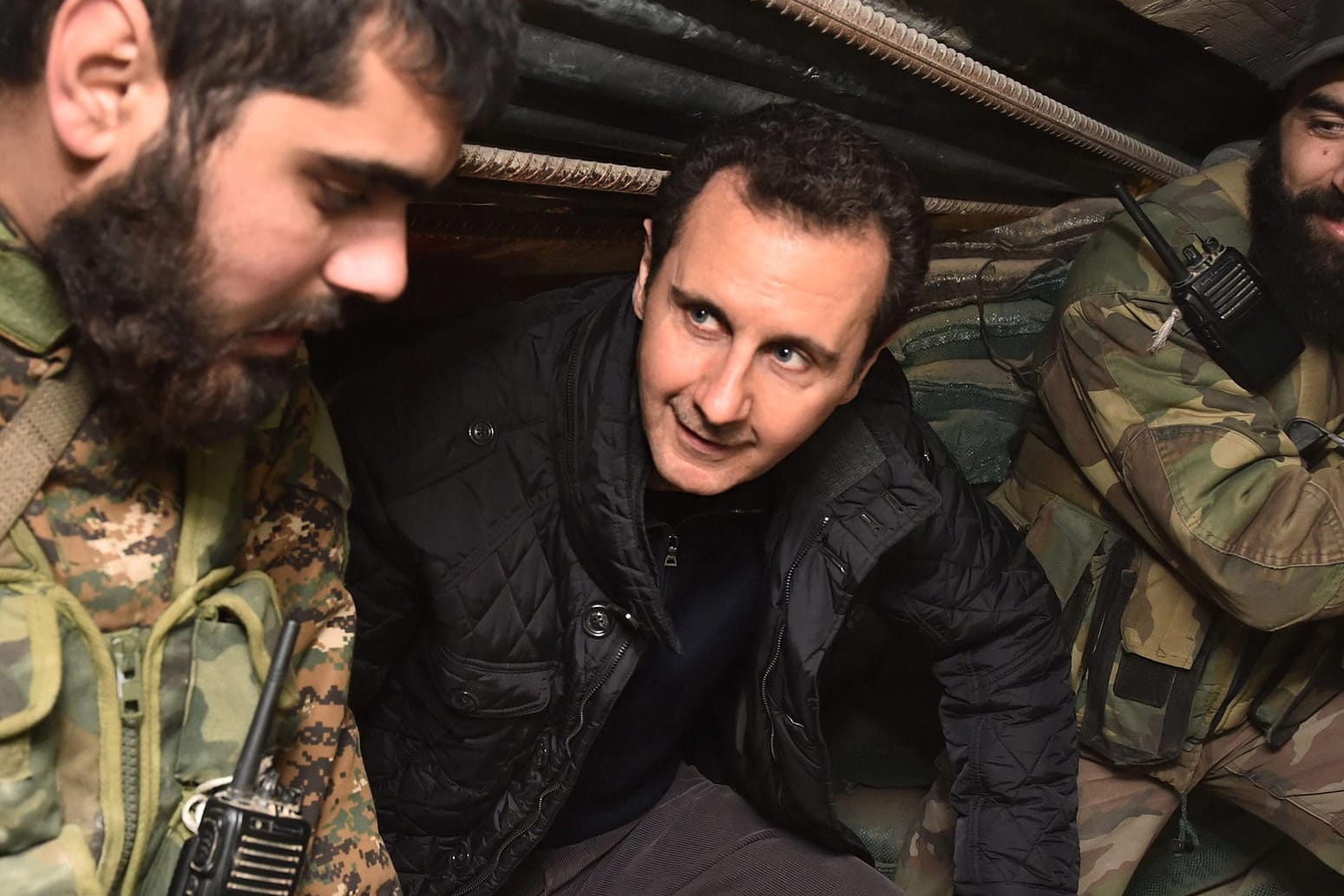 Syriens Diktator Baschar al-Assad während eines Propaganda-Besuchs an der Front: Seine Geheimdienste sollen mit einer Liste nach Oppositionellen fahnden.