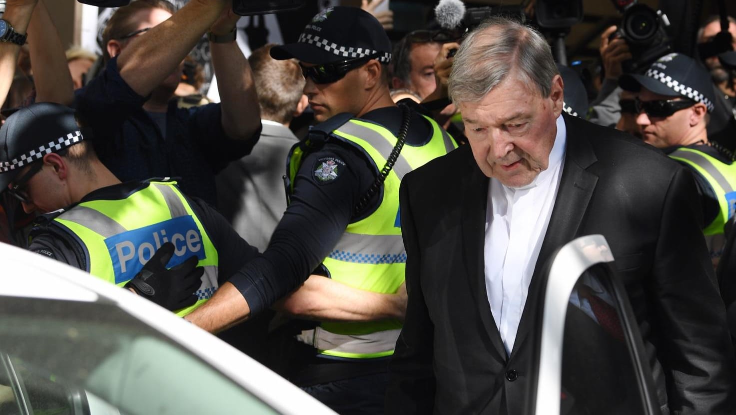 Kurienkardinal George Pell, bisheriger Finanzchef des Vatikans, verlässt das Gericht, den Magistrates Court: Der bisherige Finanzchef des Vatikans wird sich in seiner Heimat Australien wegen Missbrauchsvorwürfen in einem Prozess vor Gericht verantworten müssen.