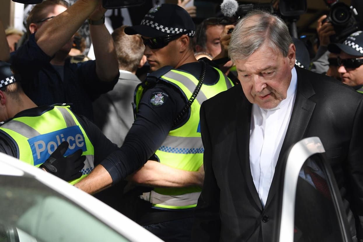 Kurienkardinal George Pell, bisheriger Finanzchef des Vatikans, verlässt das Gericht, den Magistrates Court: Der bisherige Finanzchef des Vatikans wird sich in seiner Heimat Australien wegen Missbrauchsvorwürfen in einem Prozess vor Gericht verantworten müssen.