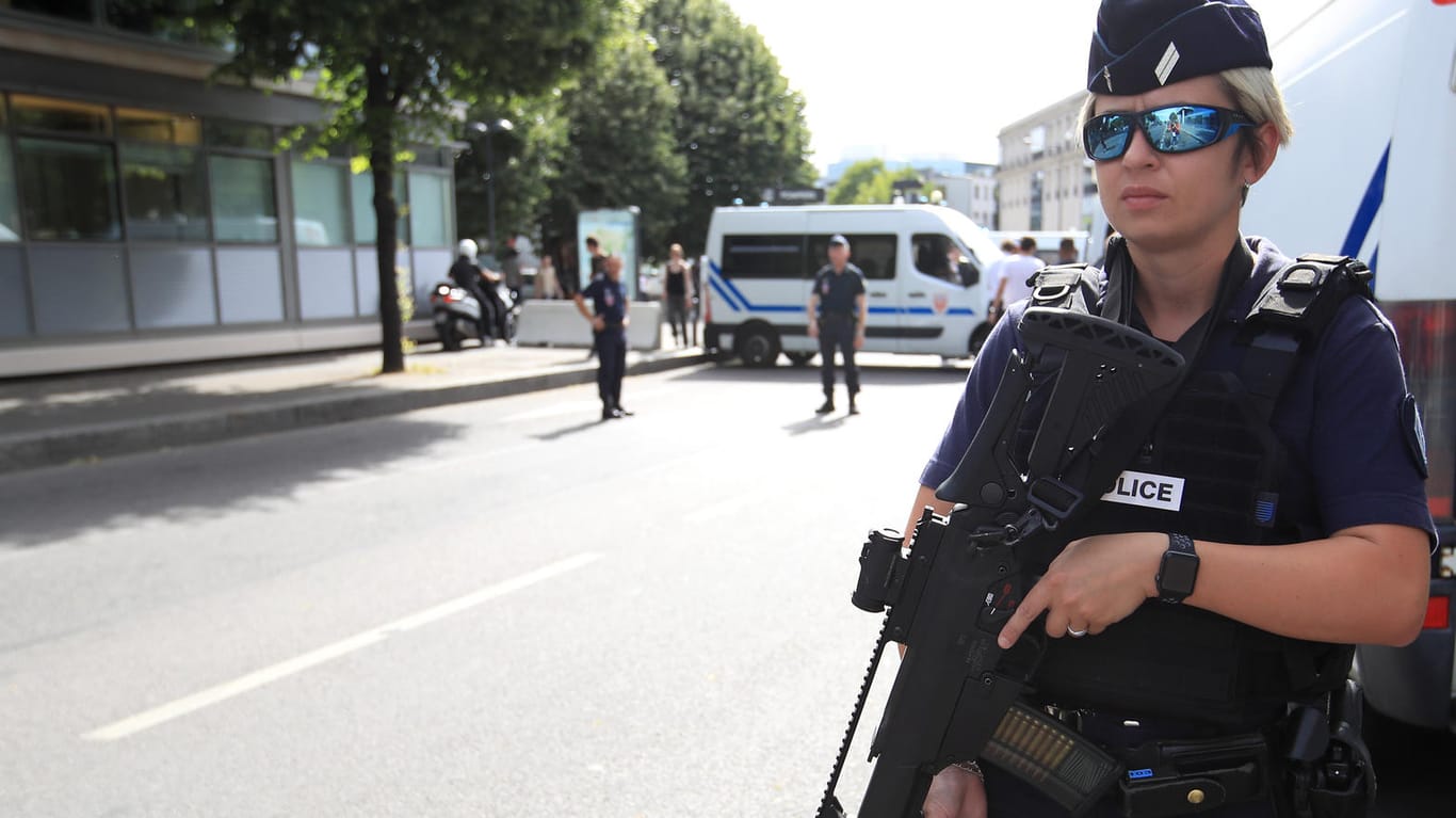 Französische Polizistin steht bewaffnet auf einer Straße: Ein Mann hat mit Schüssen in Frankreich eine Panik ausgelöst.