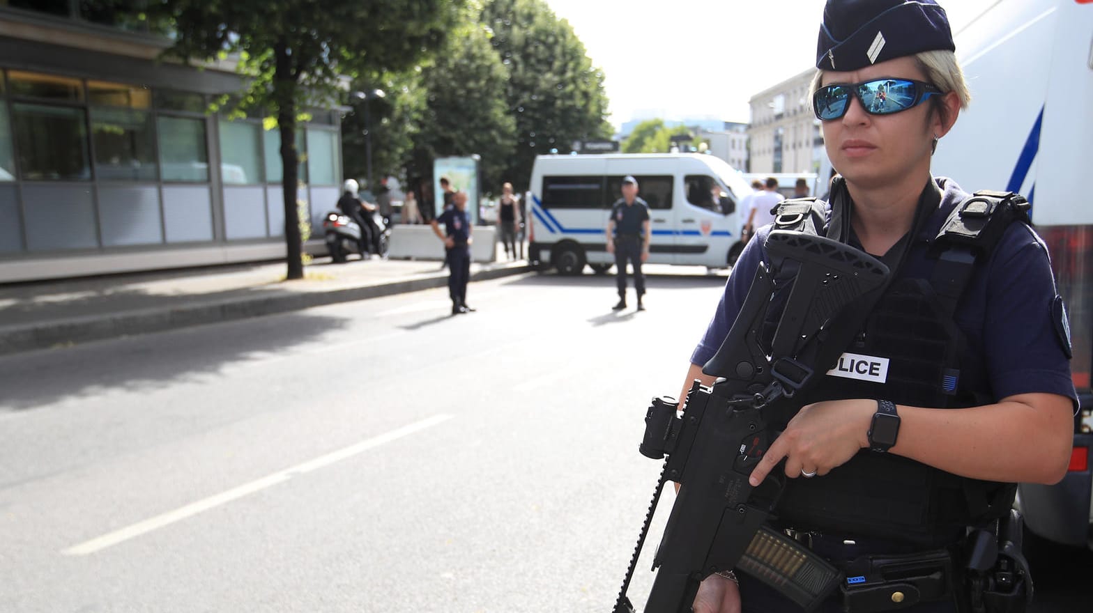 Französische Polizistin steht bewaffnet auf einer Straße: Ein Mann hat mit Schüssen in Frankreich eine Panik ausgelöst. Französische Polizistin steht bewaffnet auf einer Straße: Ein Mann hat mit Schüssen in Frankreich eine Panik ausgelöst.