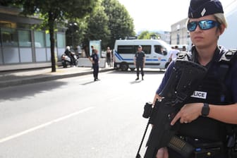 Französische Polizistin steht bewaffnet auf einer Straße: Ein Mann hat mit Schüssen in Frankreich eine Panik ausgelöst.