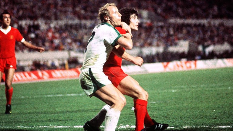 Berti Vogts im Duell mit Liverpools Kevin Keegan. Die beiden trafen im Finale des Europapokals der Landesmeister 1977 aufeinander. Liverpool gewann 3:1, aber Keegan gelang kein Treffer.