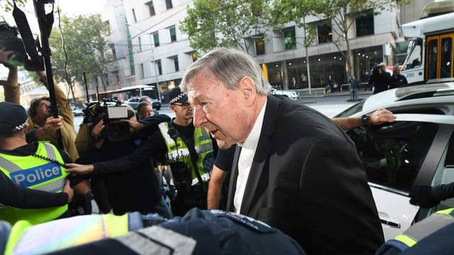 Kardinal George Pell kommt zum Gericht in Melbourne.