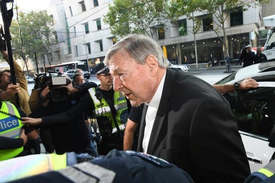 Kardinal George Pell kommt zum Gericht in Melbourne.