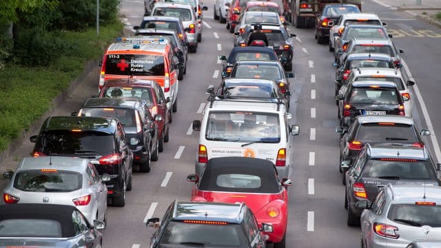 Wenn alle Menschen weltweit so leben und wirtschaften würden wie in Deutschland, dann bräuchte die Weltbevölkerung drei Erden. Wenn alle Menschen weltweit so leben und wirtschaften würden wie in Deutschland, dann bräuchte die Weltbevölkerung drei Erden.