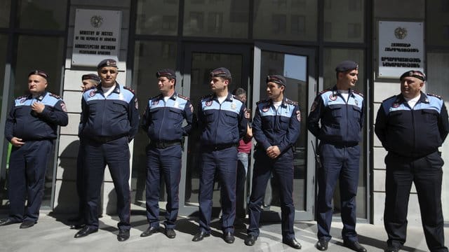 Polizisten sichern das Justizministerium in Eriwan. Polizisten sichern das Justizministerium in Eriwan.