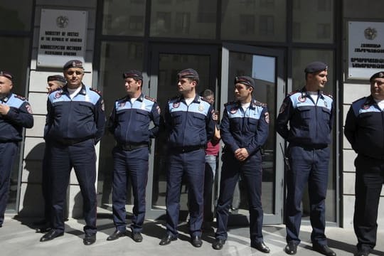 Polizisten sichern das Justizministerium in Eriwan.