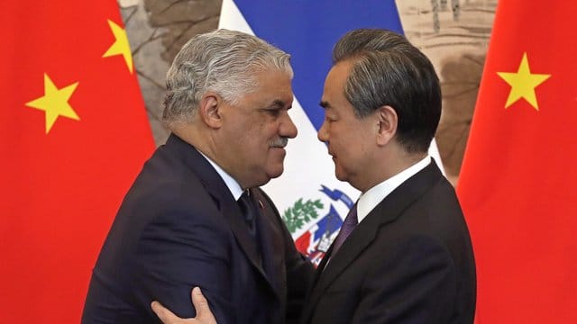 "Gute Freunde": Die Außenminister Chinas und der Dominikanischen Republik, Miguel Vargas (l) und Wang Yi. "Gute Freunde": Die Außenminister Chinas und der Dominikanischen Republik, Miguel Vargas (l) und Wang Yi.