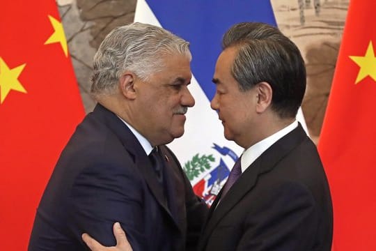 "Gute Freunde": Die Außenminister Chinas und der Dominikanischen Republik, Miguel Vargas (l) und Wang Yi.