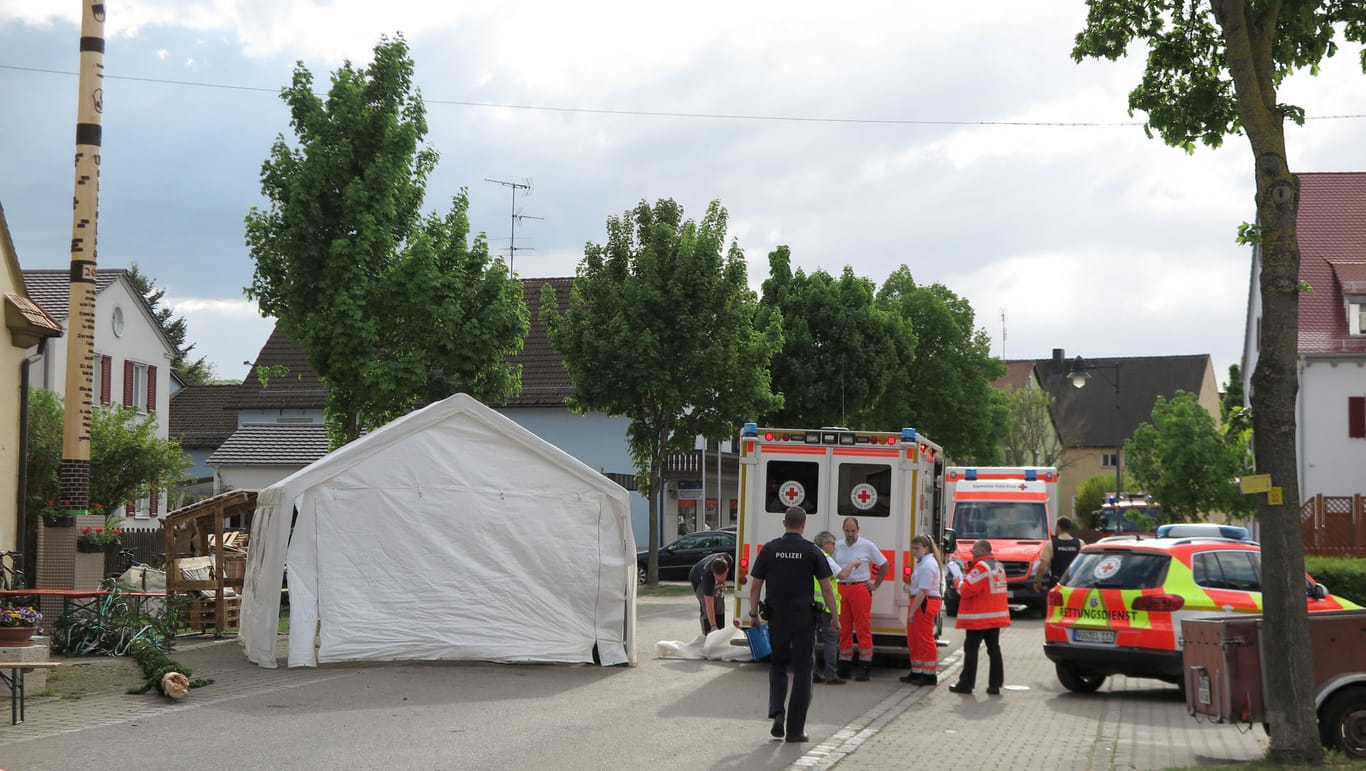 Rettungskräfte und Polizei in Treuchtlingen: Eine 29 Jahre alte Frau ist hier von einer Maibaumspitze erschlagen worden.