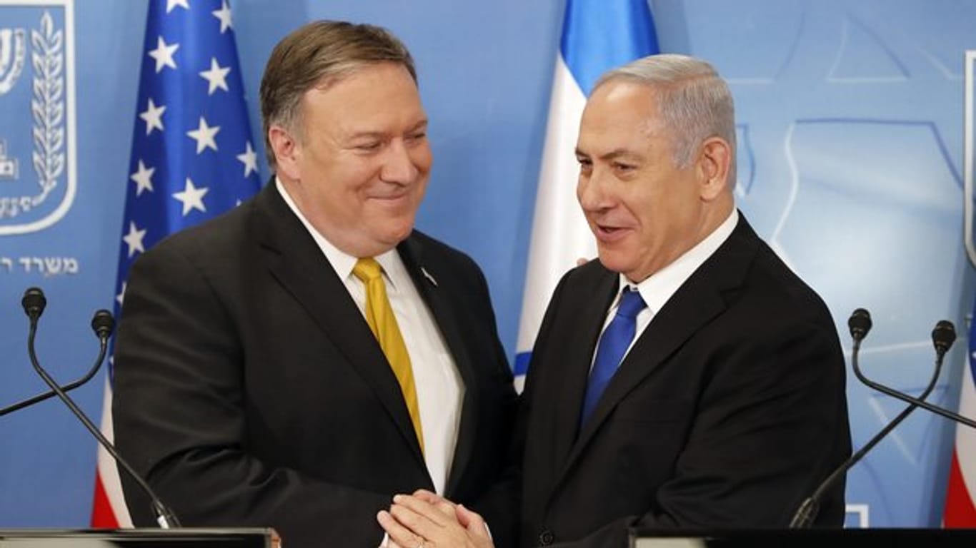 US-Außenminister Mike Pompeo (l) und Israels Minsterpräsident Benjamin Netanjahu vor einer gemeinsamen Pressekonferenz in Tel Aviv.