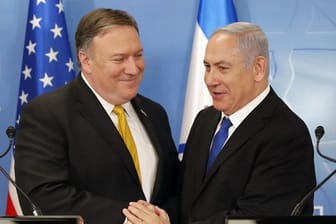US-Außenminister Mike Pompeo (l) und Israels Minsterpräsident Benjamin Netanjahu vor einer gemeinsamen Pressekonferenz in Tel Aviv.