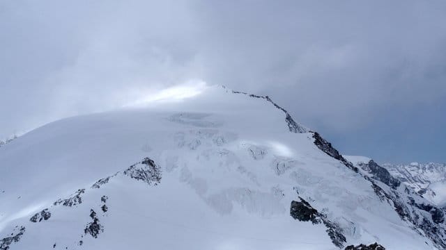 Das von der Kantonspolizei VS zur Verfügung gestellte Foto zeigt den Berg Pigne d'Arolla. Das von der Kantonspolizei VS zur Verfügung gestellte Foto zeigt den Berg Pigne d'Arolla.