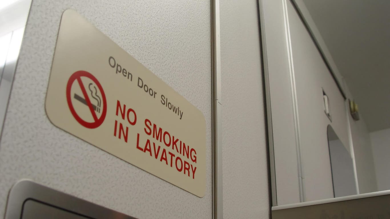 Verbotsschild: Auf der Bordtoilette ist das Rauchen genauso wie im Rest des Flugzeugs verboten.