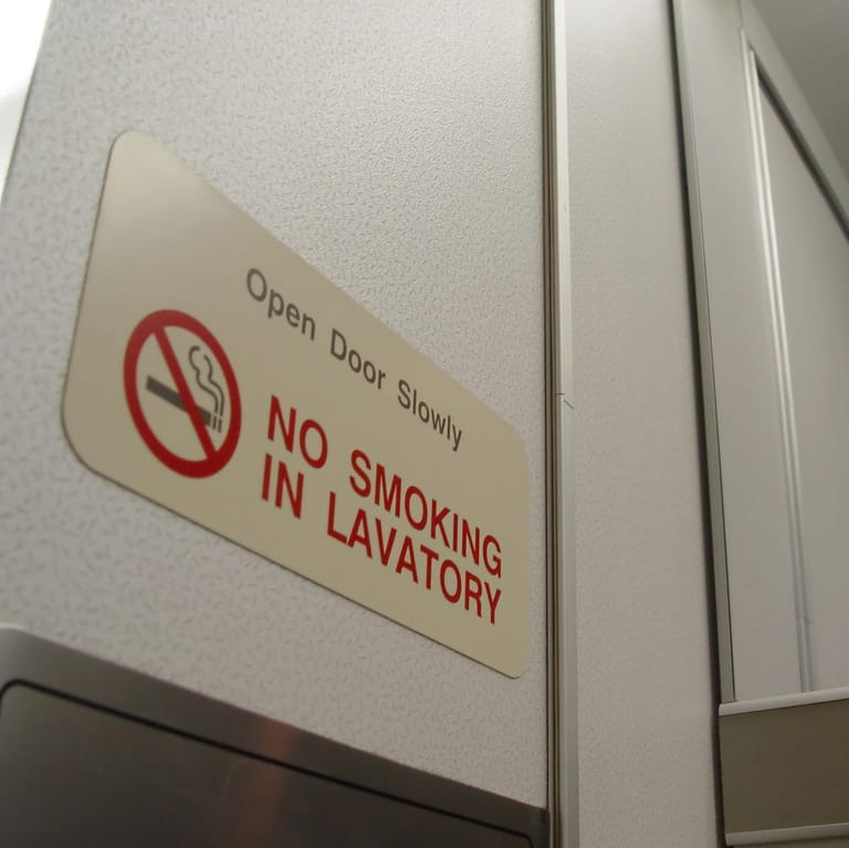 Verbotsschild: Auf der Bordtoilette ist das Rauchen genauso wie im Rest des Flugzeugs verboten.