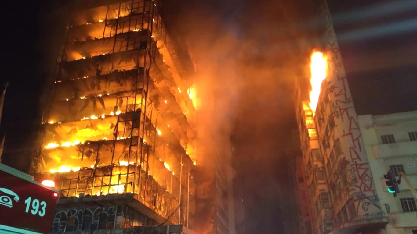 Das von der Feuerwehr von Sao Paulo zur Verfügung gestellte Foto zeigt ein brennendes Hochhaus: Das Gebäude ist in der Nacht zum Dienstag in der brasilianischen Millionenmetropole Sao Paulo eingestürzt.
