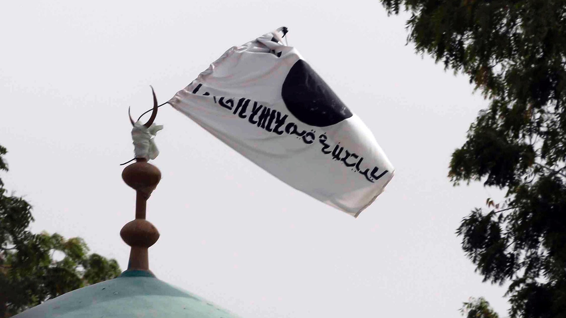 Terrorwelle begann 2009: Eine Flagge der Boko Haram weht über einer Moschee in Damasak in Nigeria.