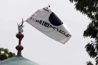 Terrorwelle begann 2009: Eine Flagge der Boko Haram weht über einer Moschee in Damasak in Nigeria.