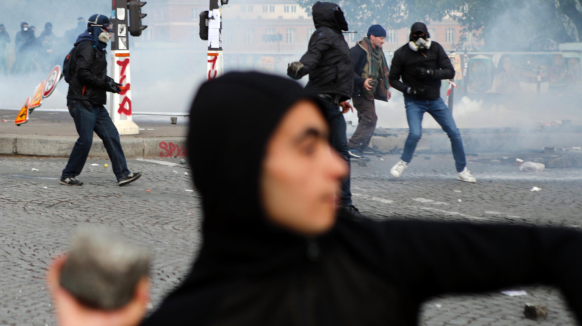 Steinewerfer in Paris: In der französischen Hauptstadt eskalierte eine Kundgebung der Gewerkschaften.