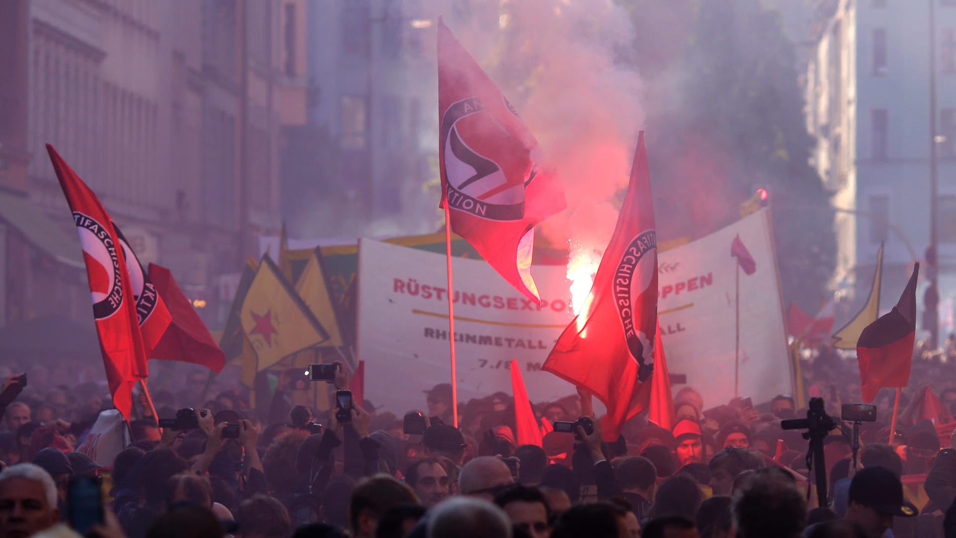 Kundgebung linksradikaler Gruppen in Berlin: Rauch aus Nebelkerzen hüllt eine Straße im Stadtteil Kreuzberg ein.