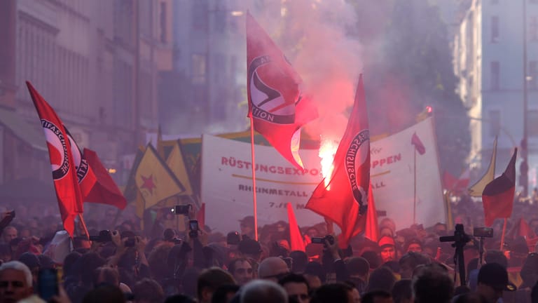 Kundgebung linksradikaler Gruppen in Berlin: Rauch aus Nebelkerzen hüllt eine Straße im Stadtteil Kreuzberg ein.