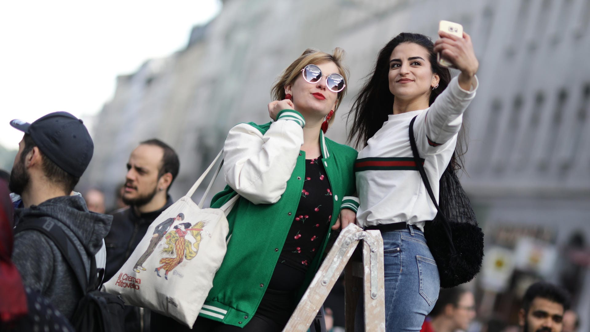 Besucherinnen beim MyFest in Kreuzberg: Die Polizei sprach am Nachmittag von einer stabilen Sicherheitslage in der Hauptstadt.