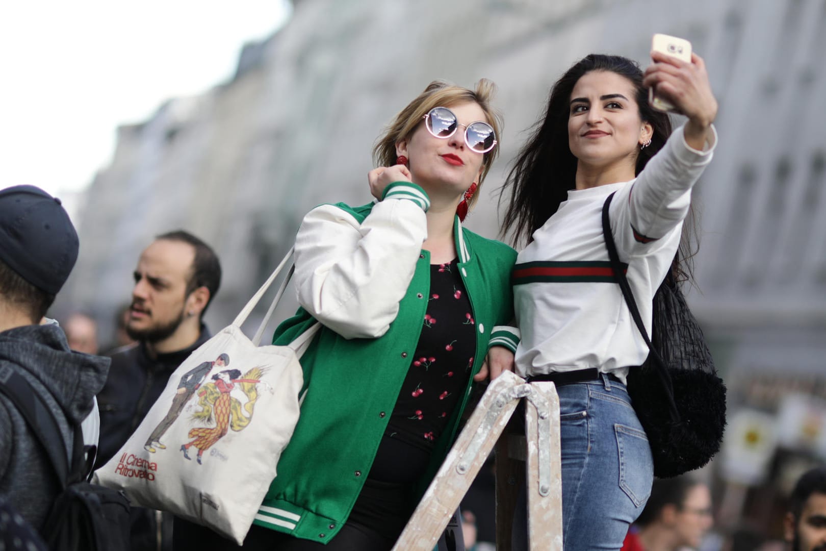 Besucherinnen beim MyFest in Kreuzberg: Die Polizei sprach am Nachmittag von einer stabilen Sicherheitslage in der Hauptstadt.