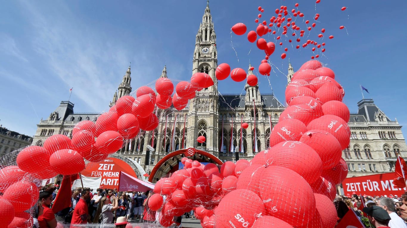 Rote Ballons vor dem rot regierten Wiener Rathaus: Wie immer am 1. Mai feierte die SPÖ mit einer Kundgebung.
