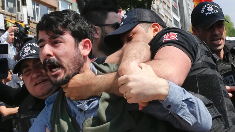 Festnahmen in Istanbul: Polizisten halten einen Demonstranten gewaltsam fest.