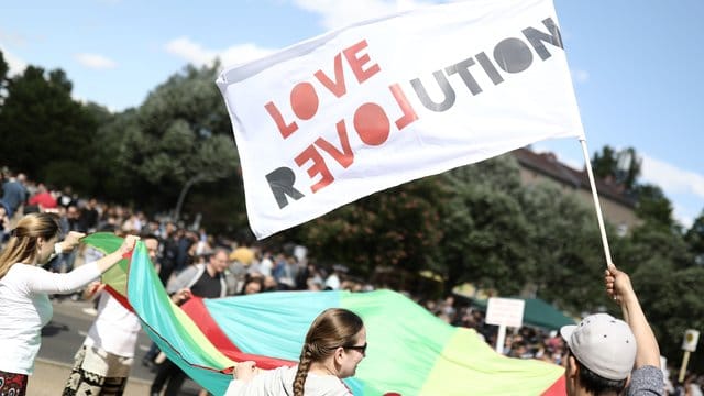 "Myfest" in Berlin-Kreuzberg: Ein Mann bekennt sich dazu, die Revolution zu lieben - ganz friedlich. "Myfest" in Berlin-Kreuzberg: Ein Mann bekennt sich dazu, die Revolution zu lieben - ganz friedlich.