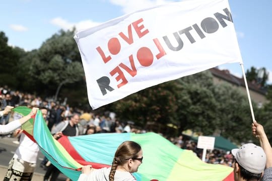 "Myfest" in Berlin-Kreuzberg: Ein Mann bekennt sich dazu, die Revolution zu lieben - ganz friedlich.