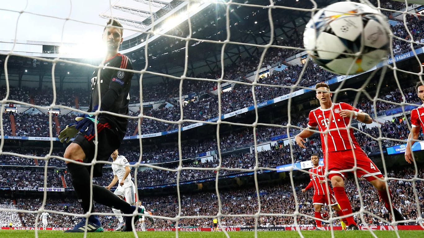 Kann es nicht glauben: Bayern-Keeper Sven Ulreich (l.) machte in Madrid beim zweiten Real-Treffer eine unglückliche Figur.