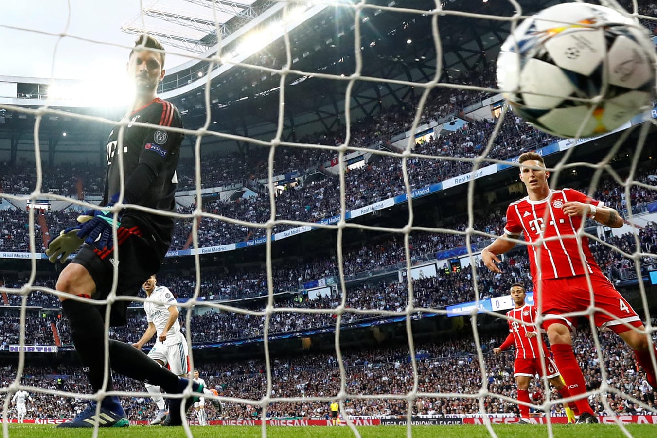 Kann es nicht glauben: Bayern-Keeper Sven Ulreich (l.) machte in Madrid beim zweiten Real-Treffer eine unglückliche Figur.