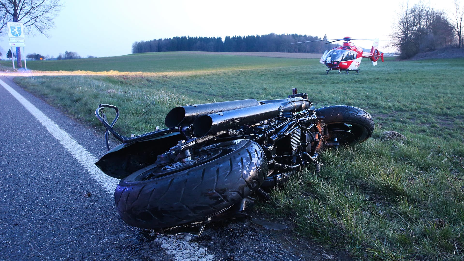 Motorradunfall (Symboldbild): Am Titisee ist ein Motorradfahrer nach einem gescheiterten Überholmanöver ums Leben gekommen. Motorradunfall (Symboldbild): Am Titisee ist ein Motorradfahrer nach einem gescheiterten Überholmanöver ums Leben gekommen.