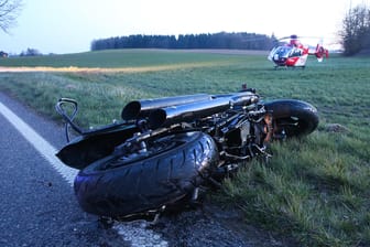 Motorradunfall (Symboldbild): Am Titisee ist ein Motorradfahrer nach einem gescheiterten Überholmanöver ums Leben gekommen.